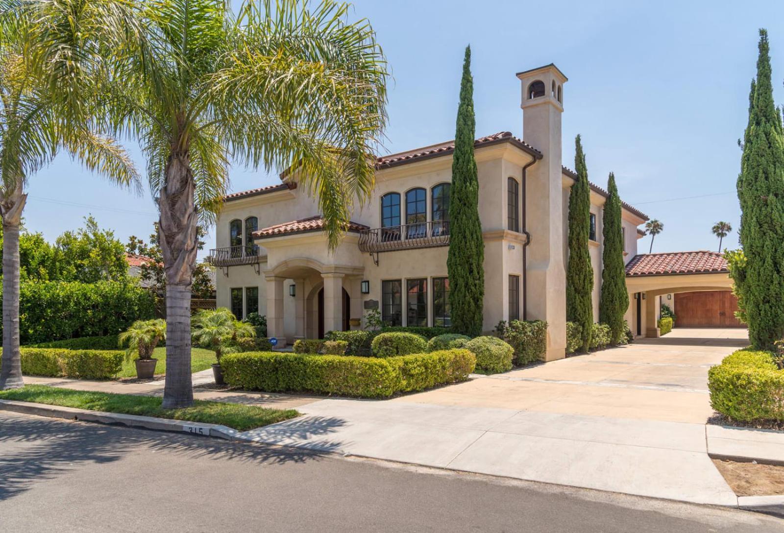 Mediterranean Beauty With Rooftop Deck And Views *